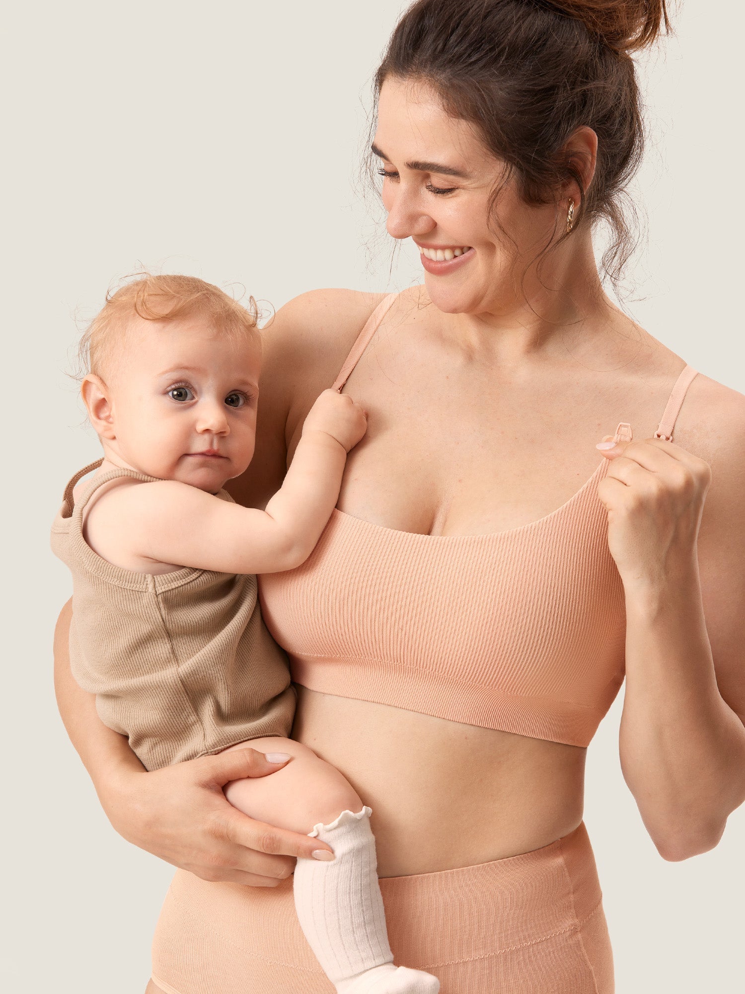 Ammebh uten bøyle i ribbestrikk – myk ammebralette med avtakbare innlegg