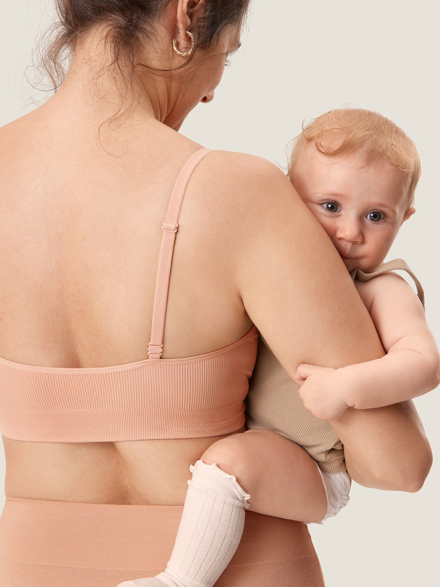 Ammebh uten bøyle i ribbestrikk – myk ammebralette med avtakbare innlegg