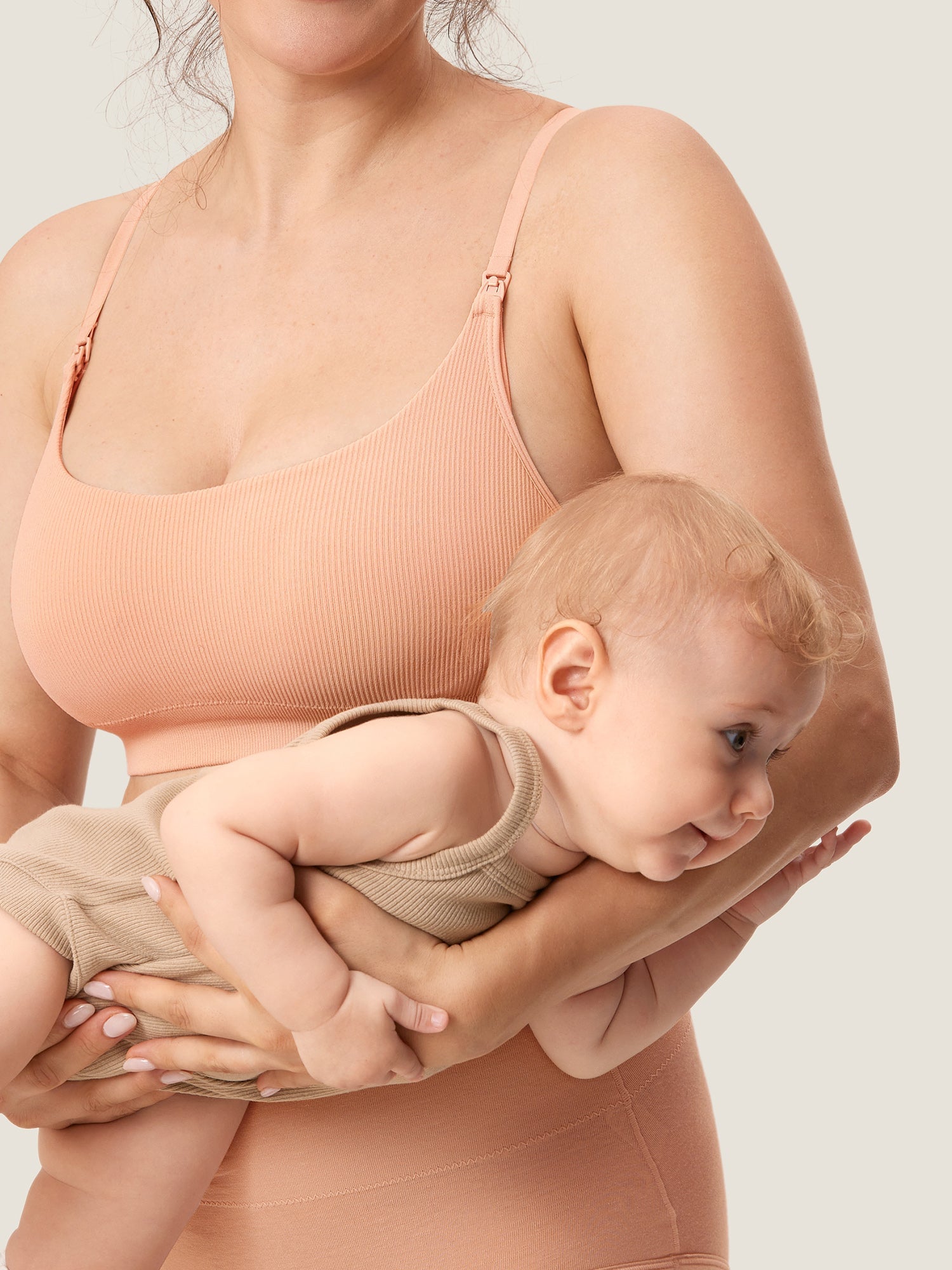 Ammebh uten bøyle i ribbestrikk – myk ammebralette med avtakbare innlegg