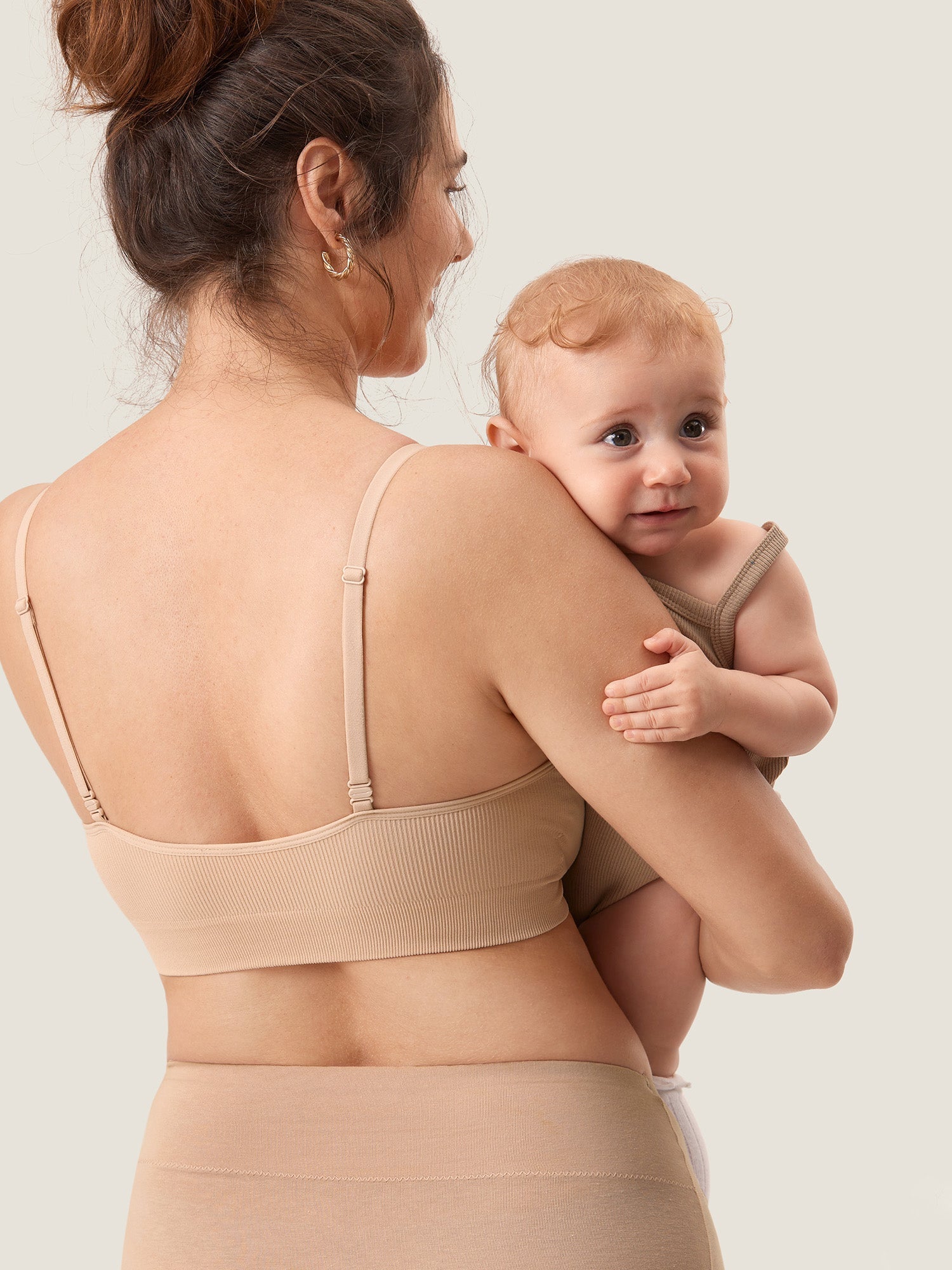 Ammebh uten bøyle i ribbestrikk – myk ammebralette med avtakbare innlegg