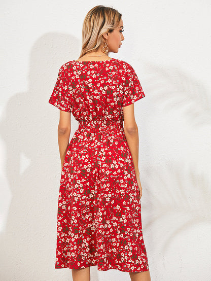 Elegant sommerkjole med blomstertrykk