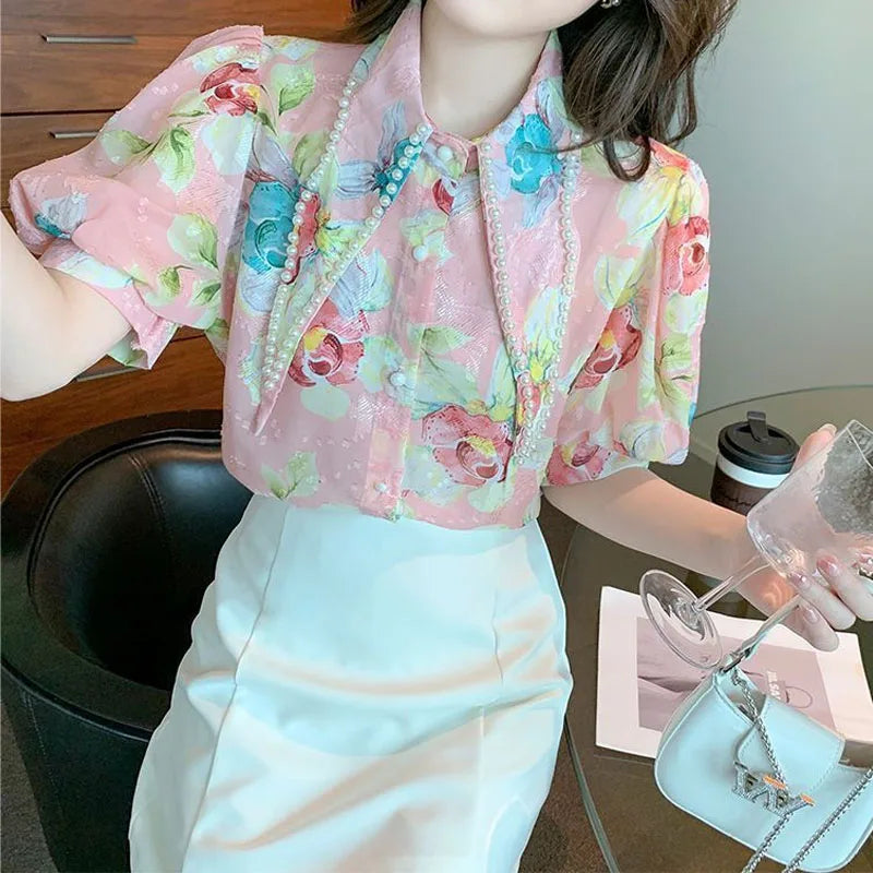 Bluse med blomstrete perlemorsmønster