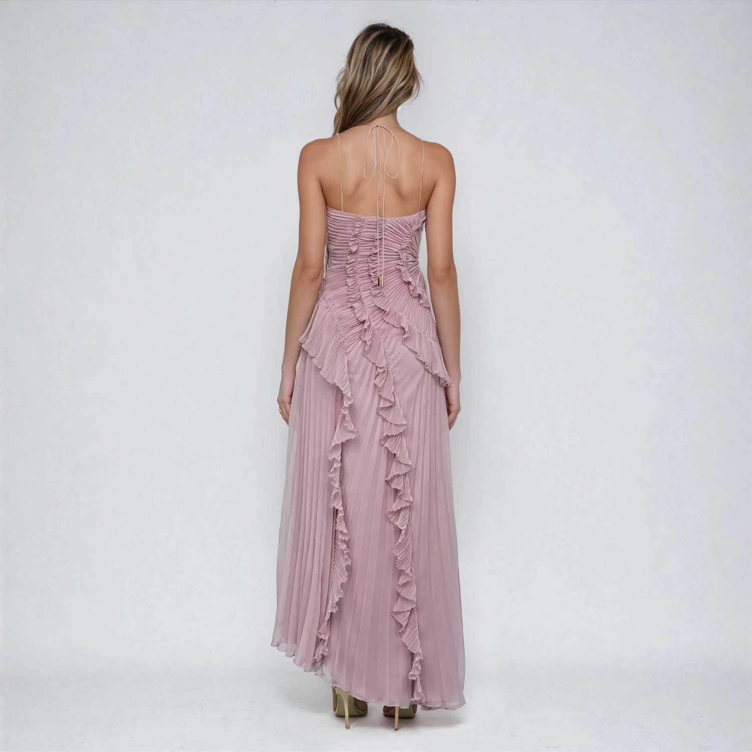 Elowen | Plissert hi-low-maxikjole i lilla chiffon med volanger og halterneck