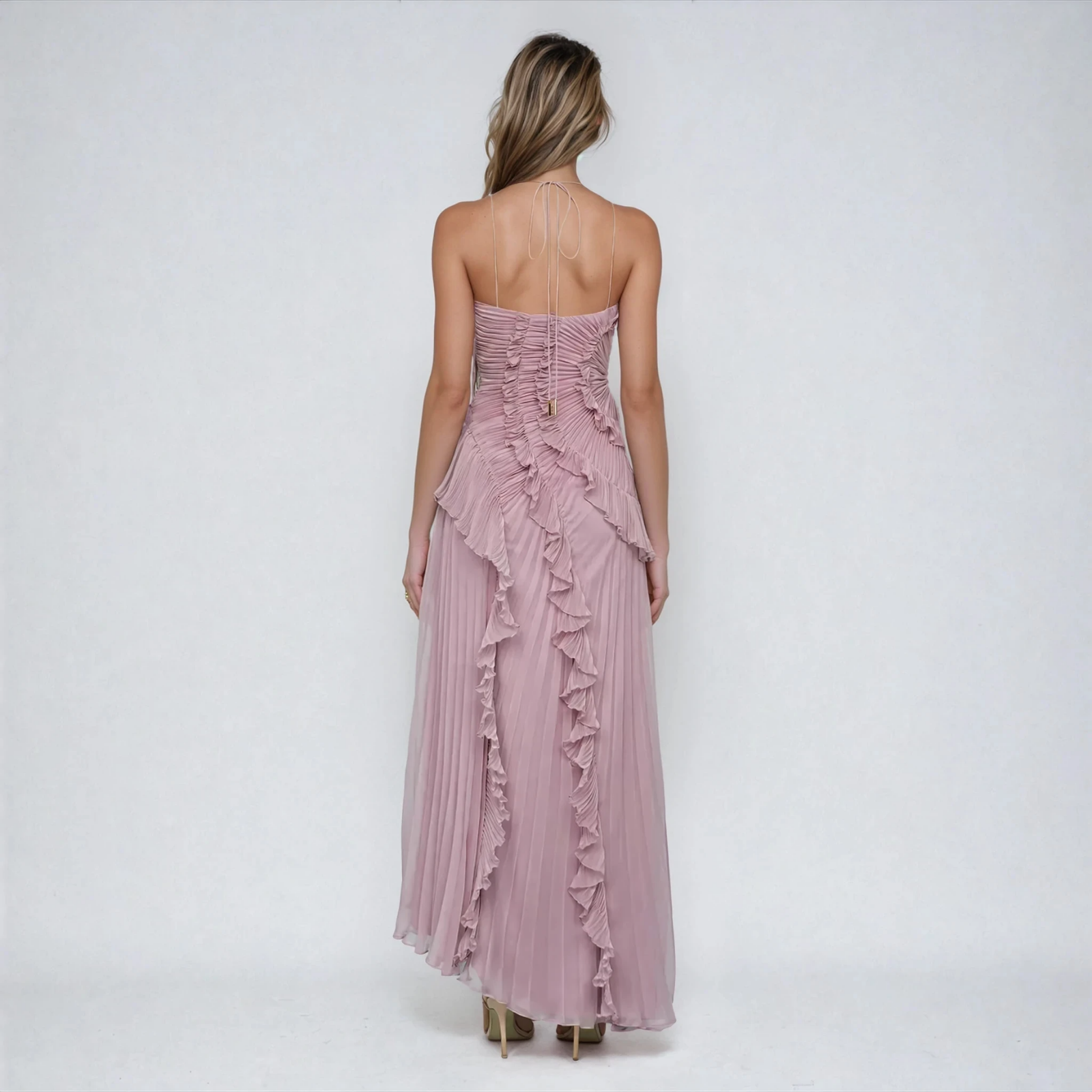 Elowen | Plissert hi-low-maxikjole i lilla chiffon med volanger og halterneck