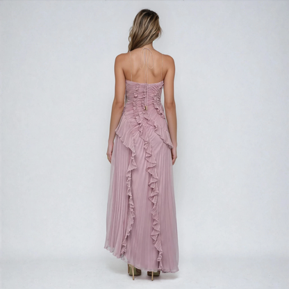 Elowen | Plissert hi-low-maxikjole i lilla chiffon med volanger og halterneck