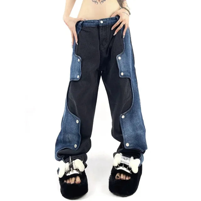Overdimensjonert denimbukse med kontrastfarget lappeteppe-look