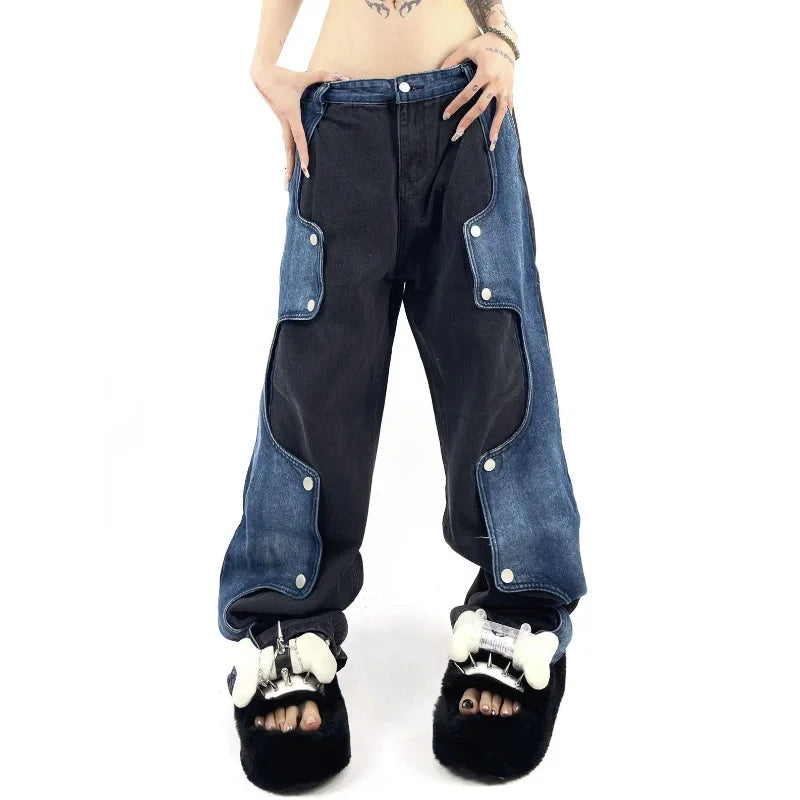 Overdimensjonert denimbukse med kontrastfarget lappeteppe-look