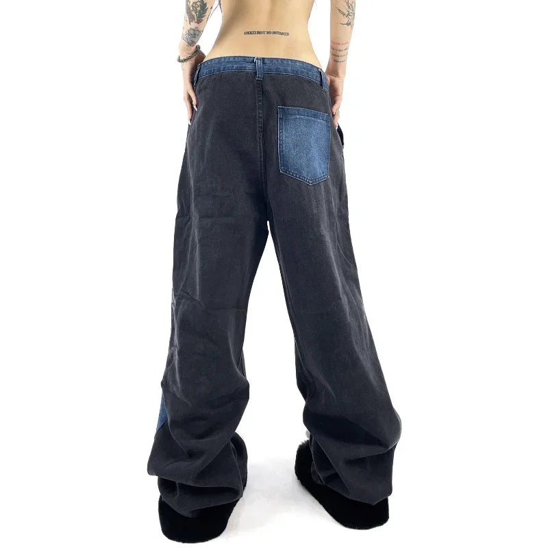 Overdimensjonert denimbukse med kontrastfarget lappeteppe-look