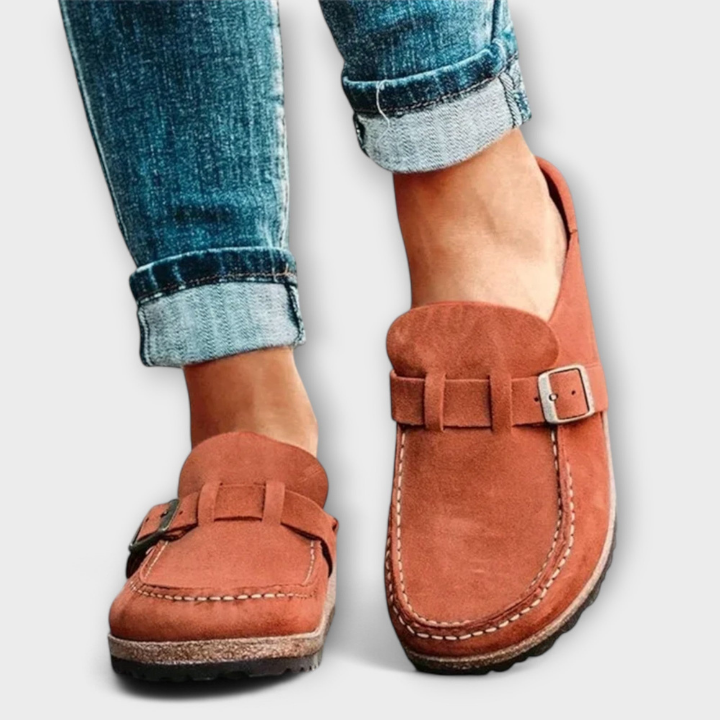 Fenna | Slip-on-tresko i semsket skinn med spennestropp