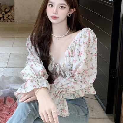 Blomstret bluse i prinsessestil med vintage-bandasje
