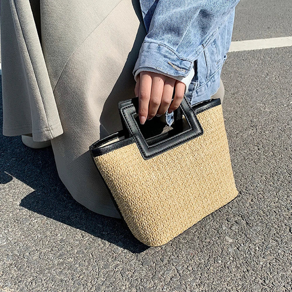 Elegant clutch med tekstur og iøynefallende håndtak