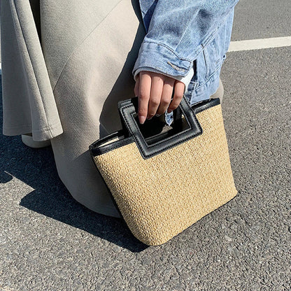 Elegant clutch med tekstur og iøynefallende håndtak