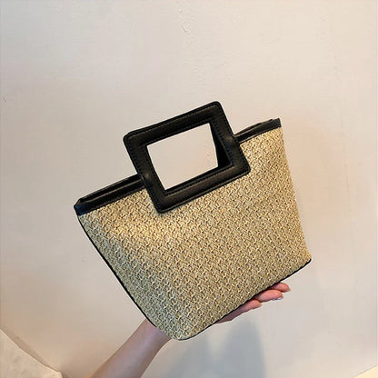 Elegant clutch med tekstur og iøynefallende håndtak