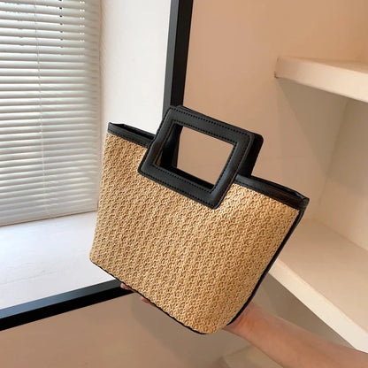 Elegant clutch med tekstur og iøynefallende håndtak