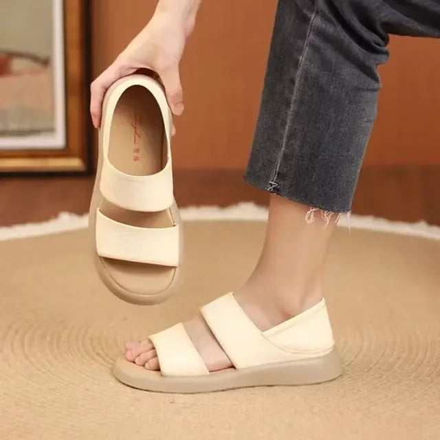 Moderne slip-on-sandaler med kryssdesign
