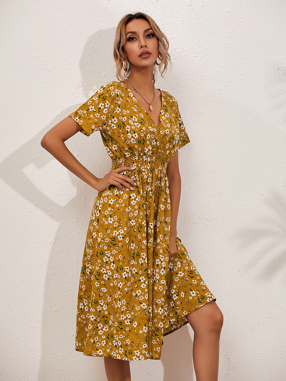 Elegant sommerkjole med blomstertrykk