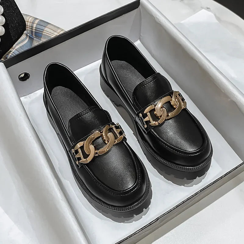 Klassisk loafer med kjededetaljer
