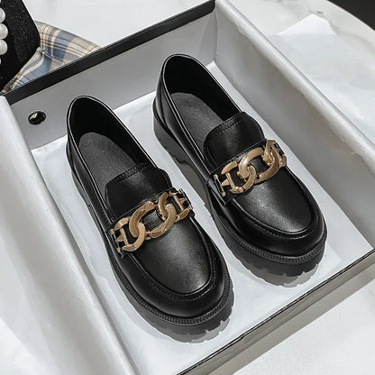 Klassisk loafer med kjededetaljer