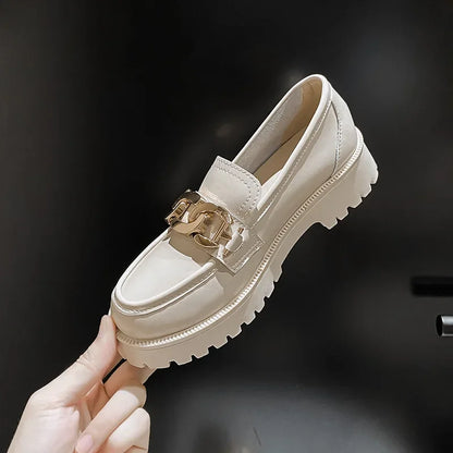 Klassisk loafer med kjededetaljer
