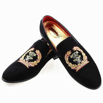 Loafers i fløyel med brodert våpenskjold