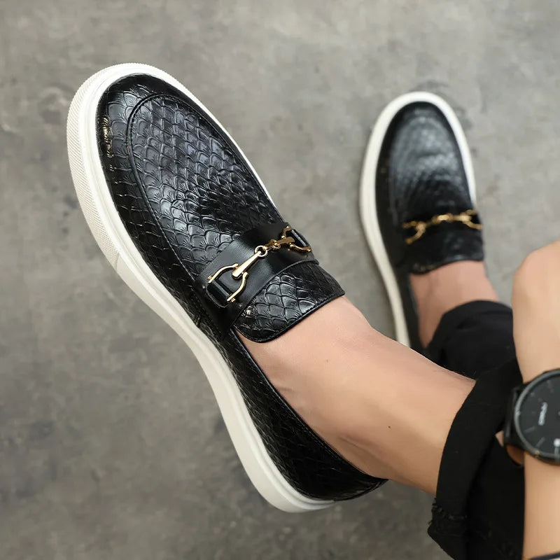 Loafers med spenne i preget skinn