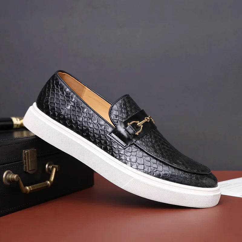 Loafers med spenne i preget skinn