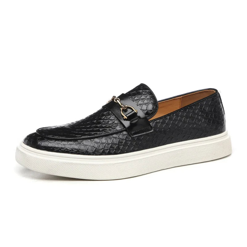 Loafers med spenne i preget skinn