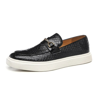 Loafers med spenne i preget skinn