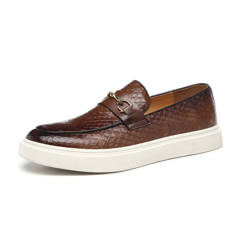 Loafers med spenne i preget skinn