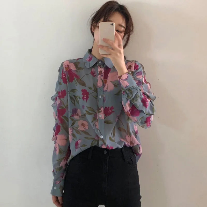 Langermet chiffongbluse med blomstret V-utringning