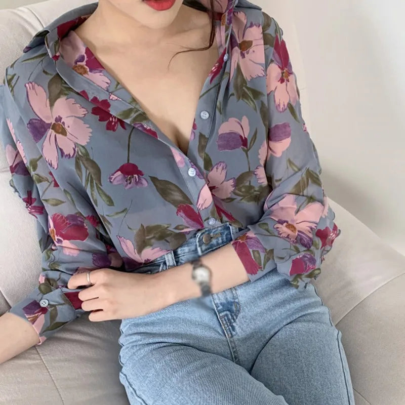 Langermet chiffongbluse med blomstret V-utringning