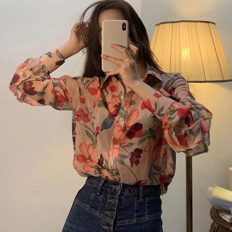 Langermet chiffongbluse med blomstret V-utringning