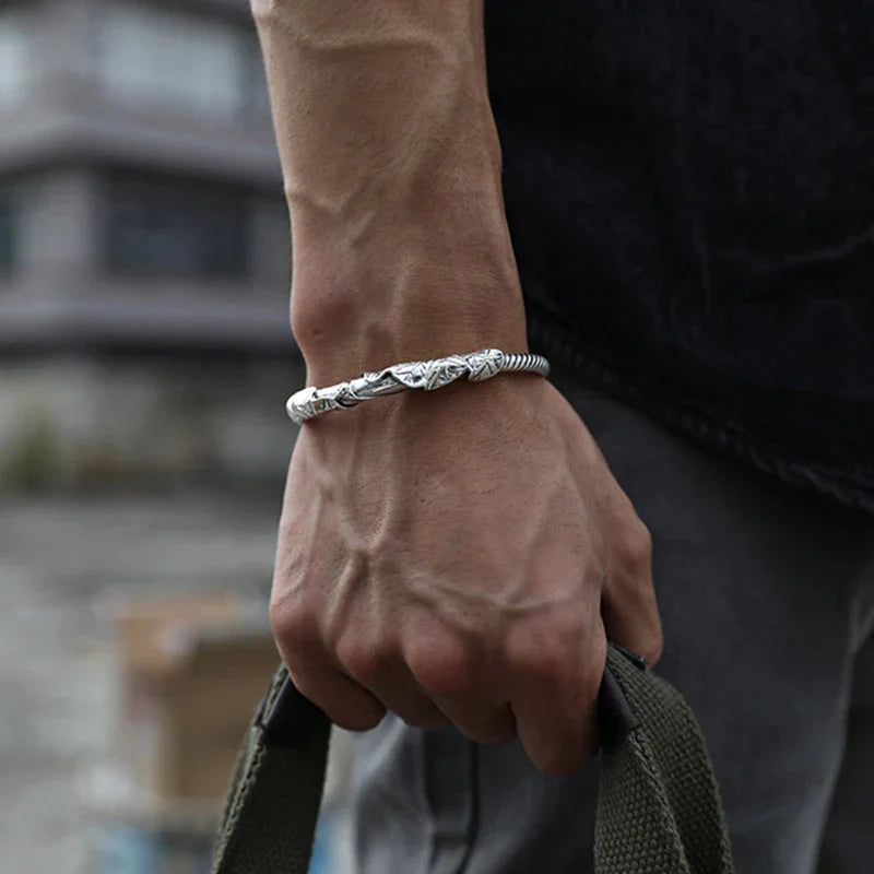 Håndlaget åpent armbånd med lotusdetaljer