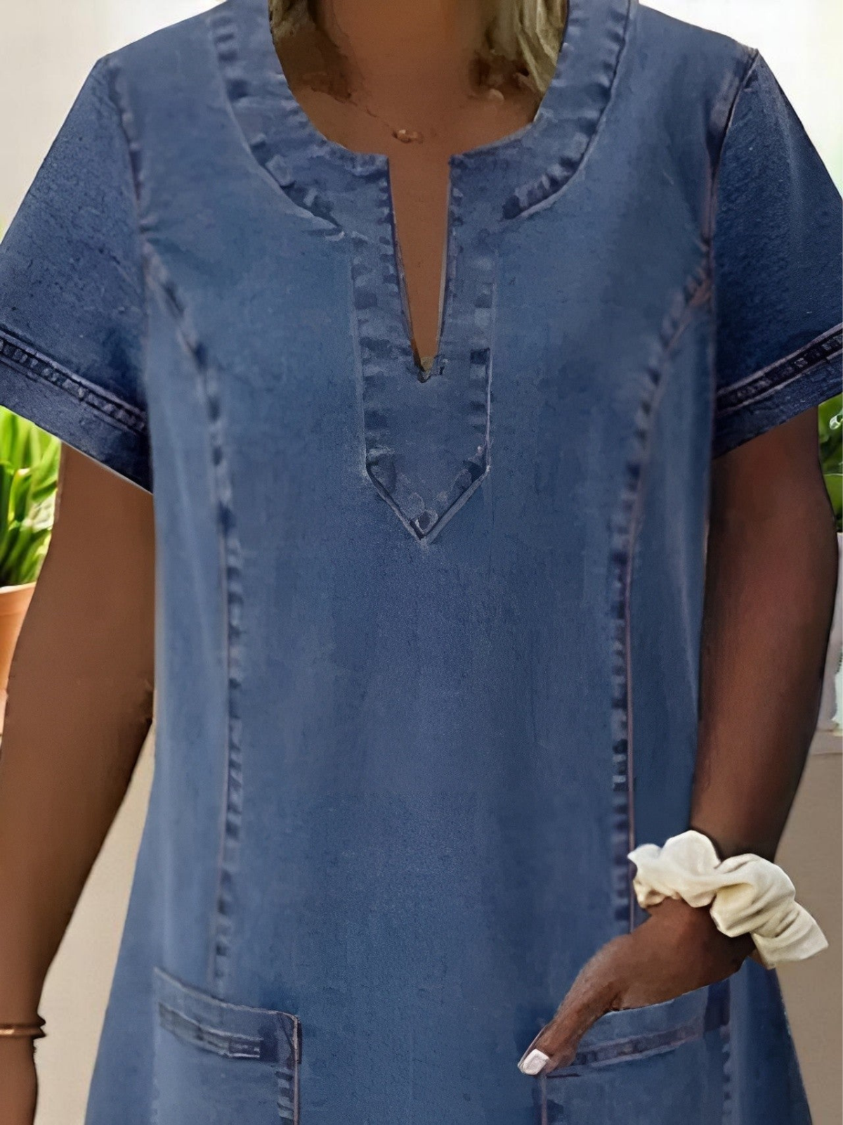 Joelle | Minikjole i blå denim med hakket hals, korte ermer og påsydde lommer