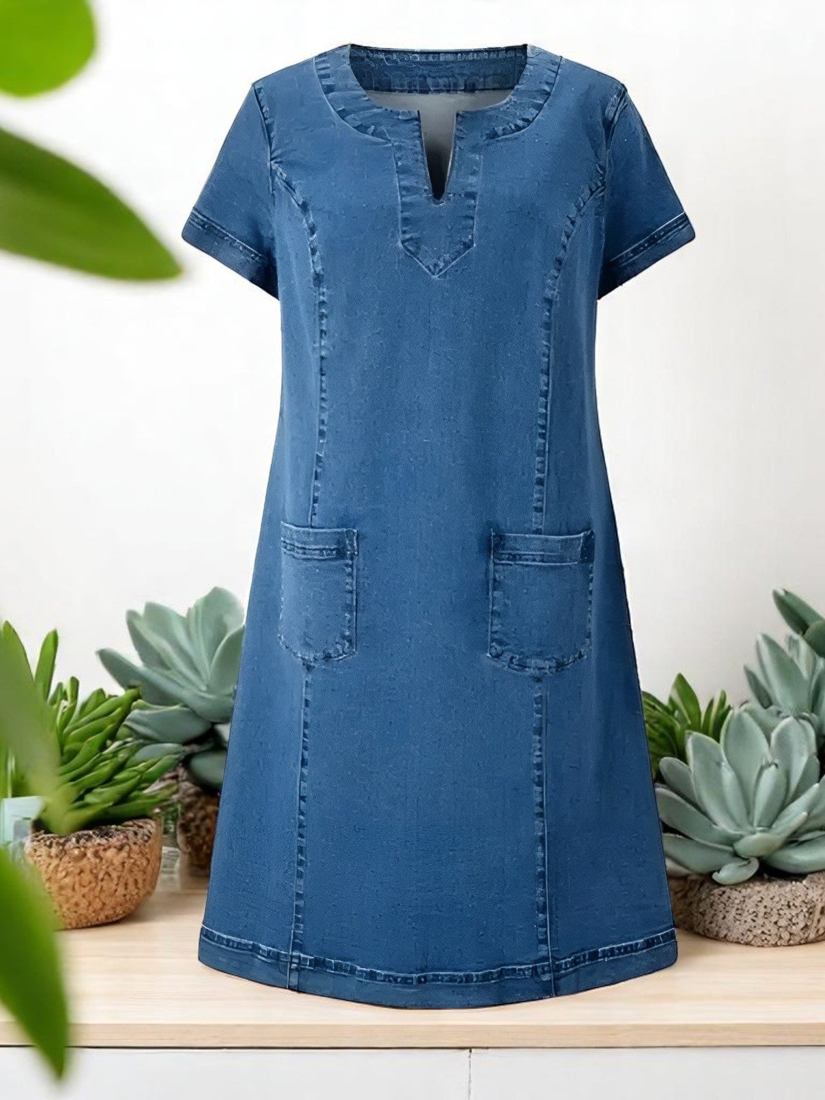 Joelle | Minikjole i blå denim med hakket hals, korte ermer og påsydde lommer