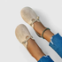 Jolene | Flate slip-on-sko i semsket skinn med taustropp – Beige