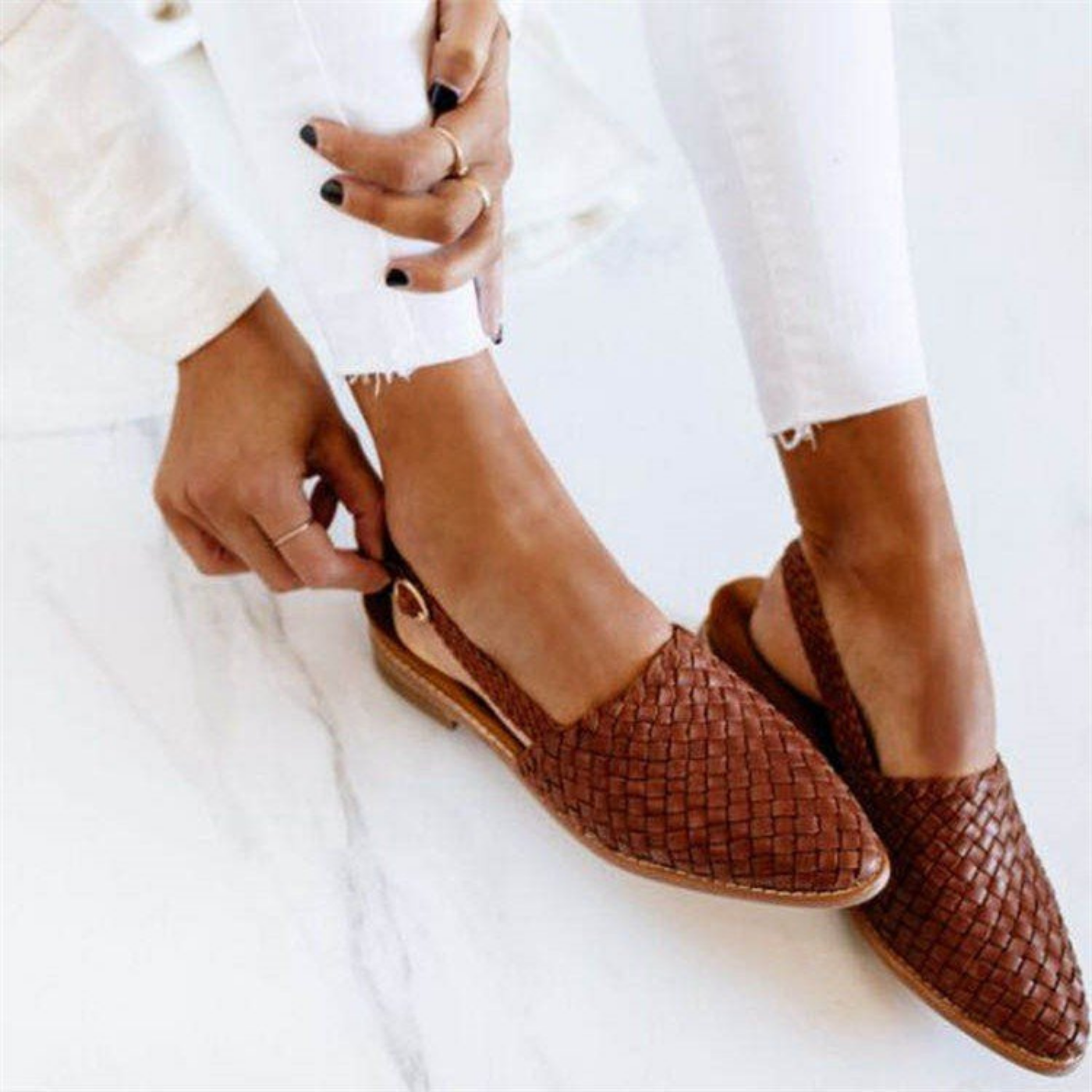 Kessa | Flate slingback-sandaler i vevd skinn med spiss tå – Brun
