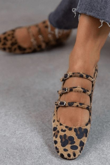 Lena | Ballerinasko i brunt semsket skinn med leopardmønster og tre spennestropper