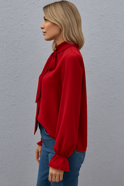 Bluse med lange ermer og knytning i halsen