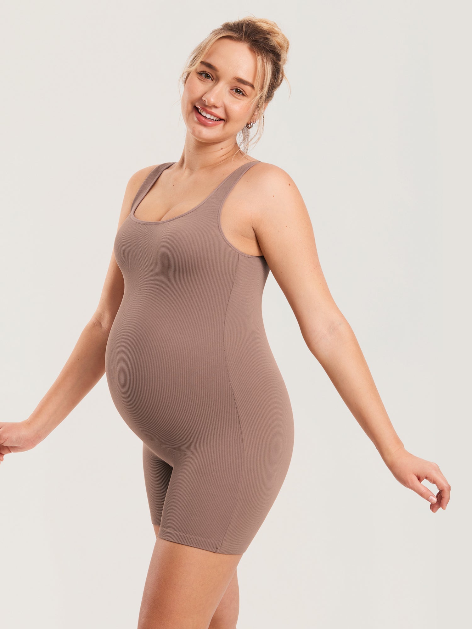Gravid playsuit i ribbestrikk – romper med firkantet hals