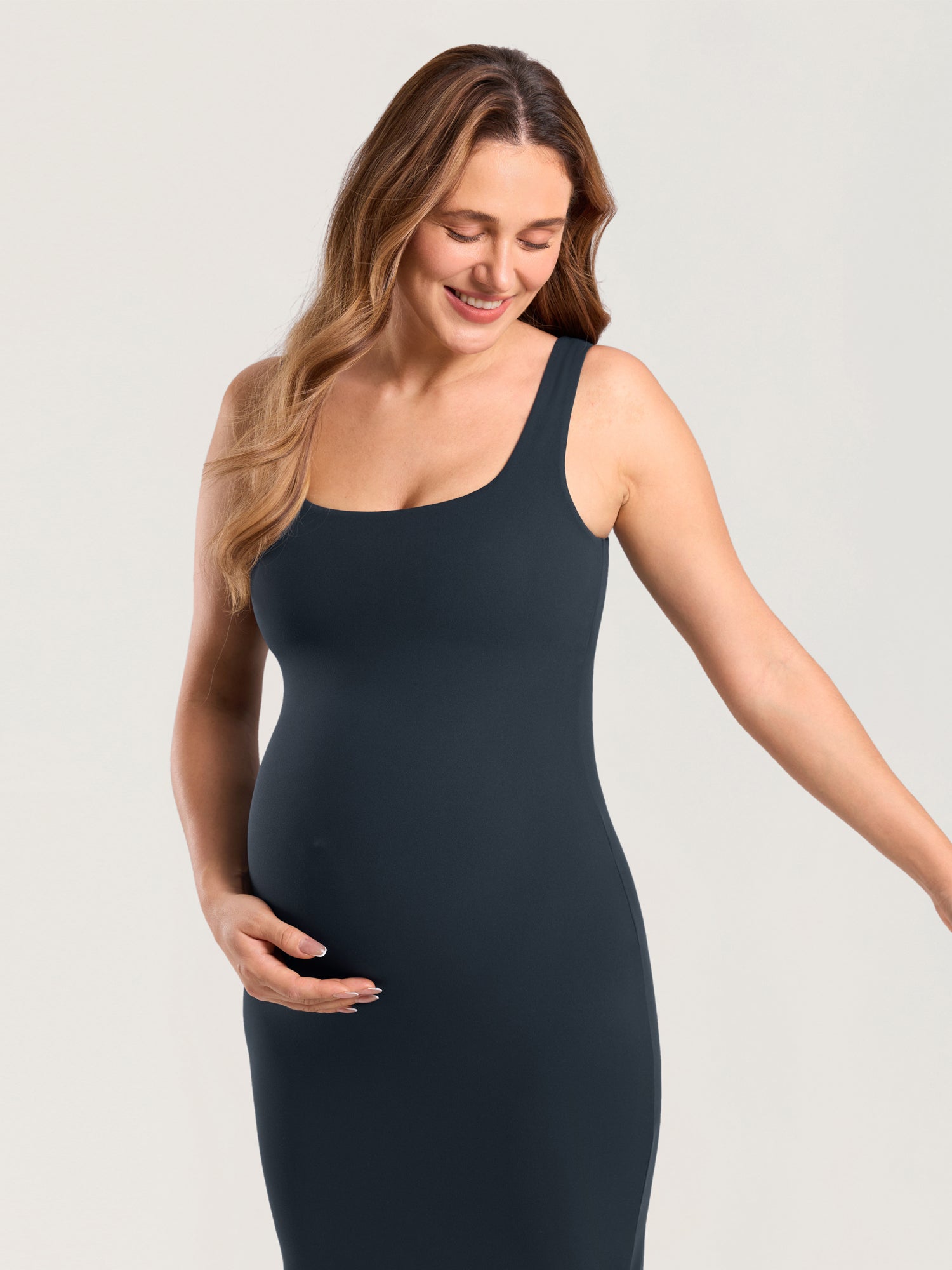 Gravidkjole i midilengde – tettsittende Natrelax® kjole med splitt bak