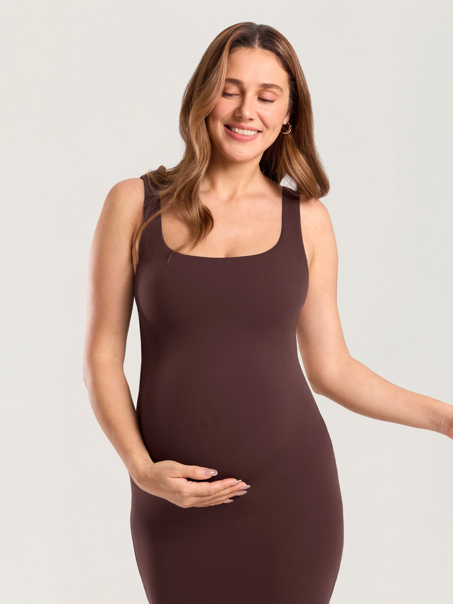 Gravidkjole i midilengde – tettsittende Natrelax® kjole med splitt bak