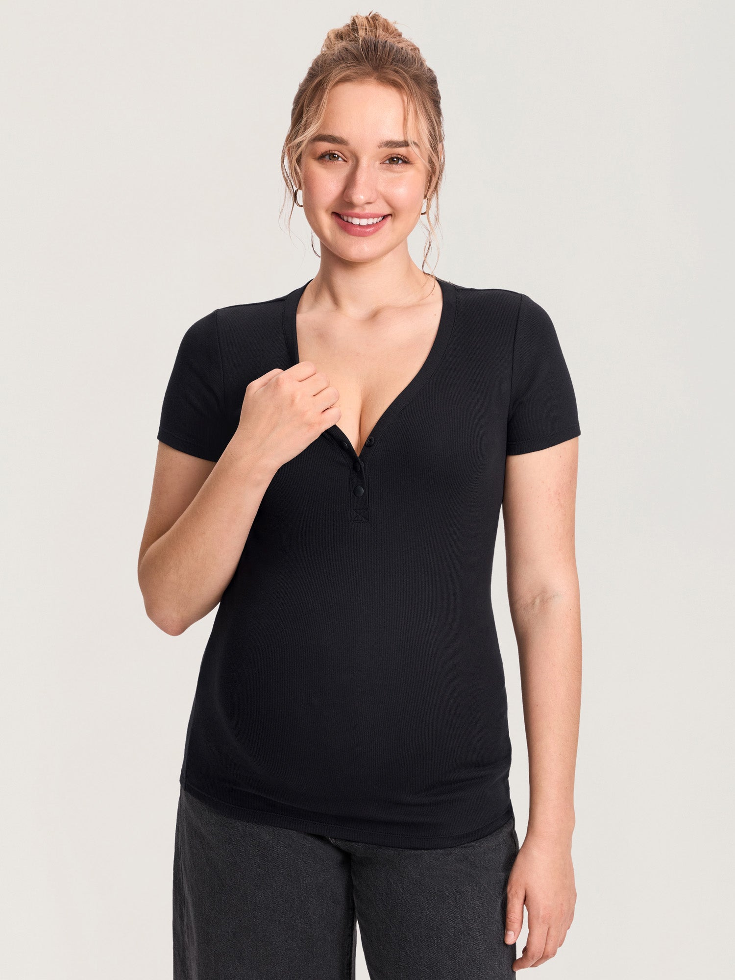 Gravid- og ammetopp i ribbet bomull – Henley-topp med knapper