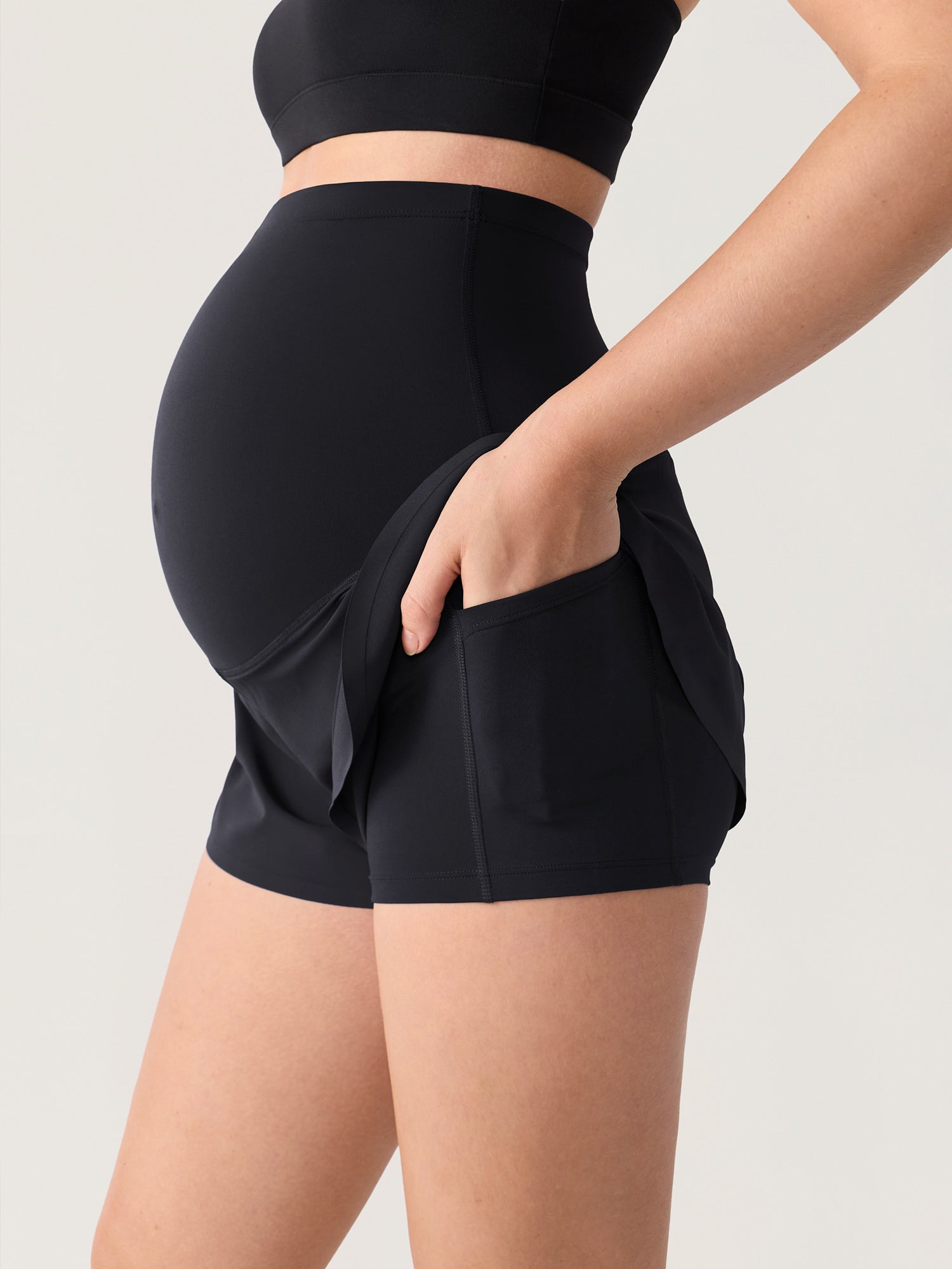 Gravidshorts med lommer – Bloomove™ dolphin shorts i dobbelt lag