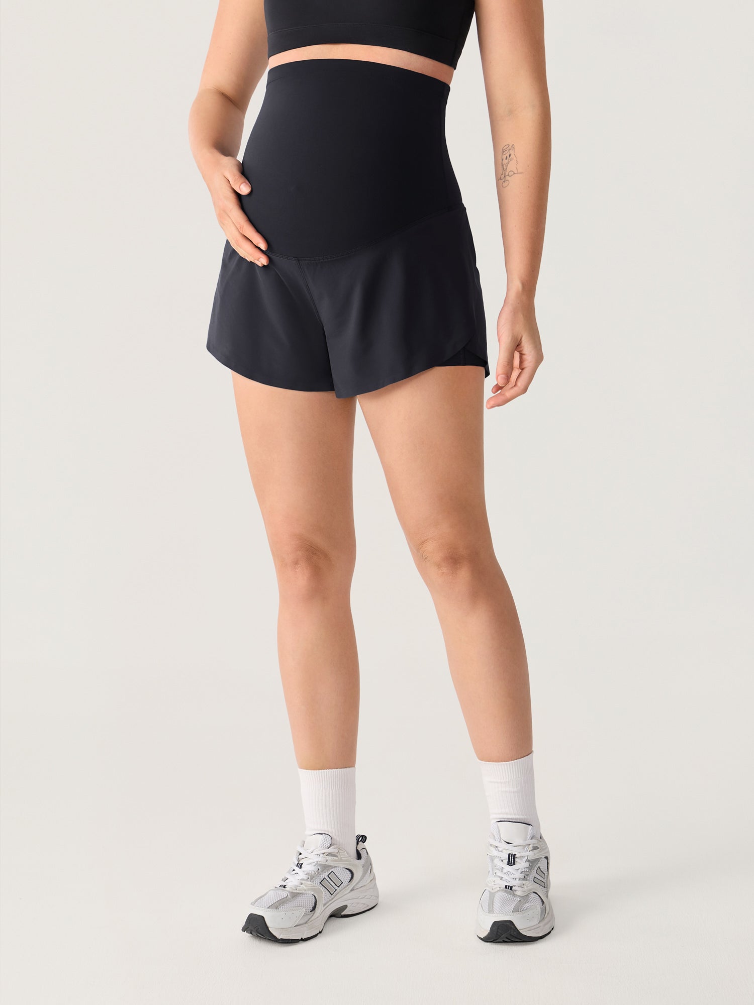 Gravidshorts med lommer – Bloomove™ dolphin shorts i dobbelt lag