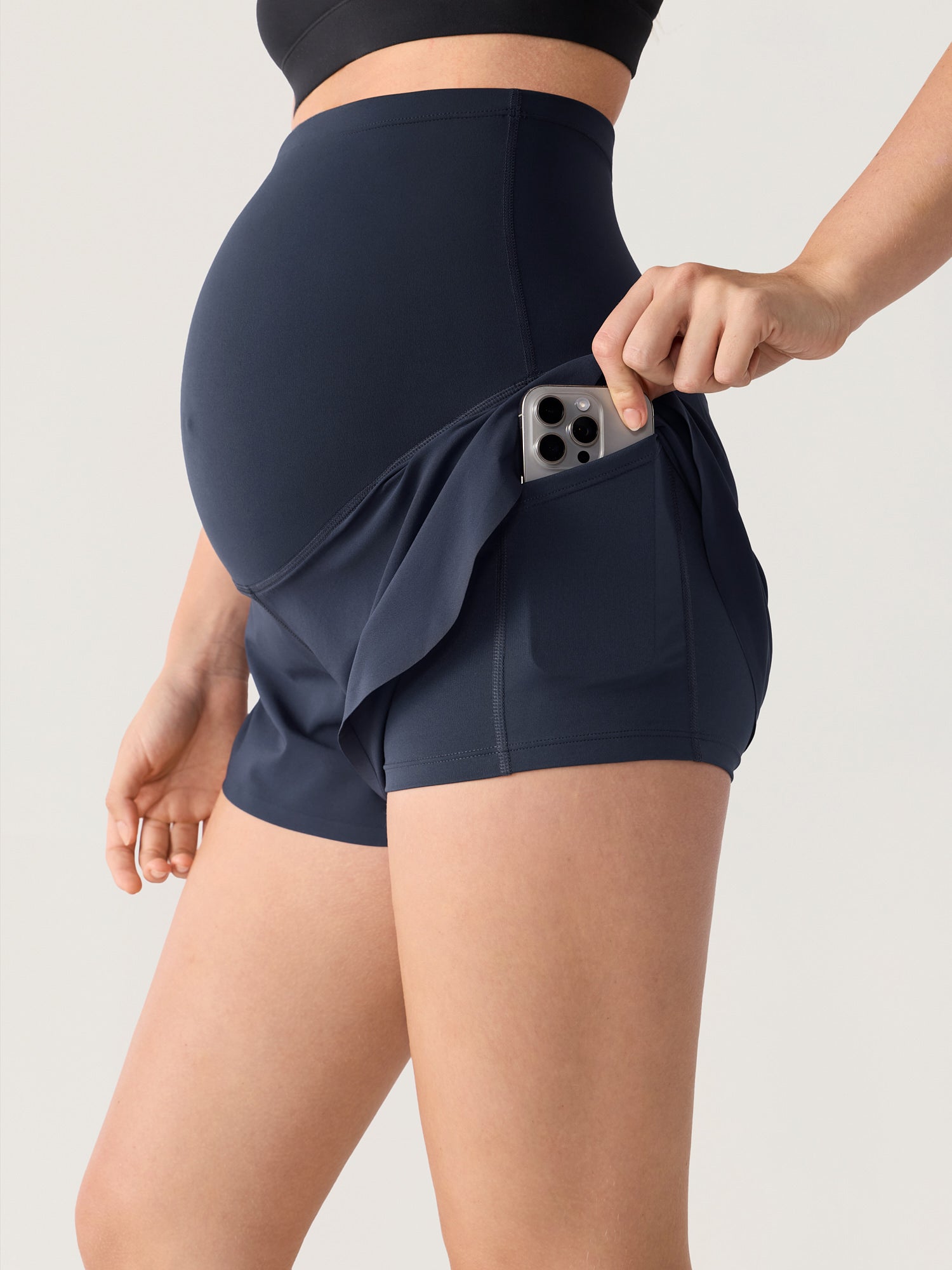 Gravidshorts med lommer – Bloomove™ dolphin shorts i dobbelt lag