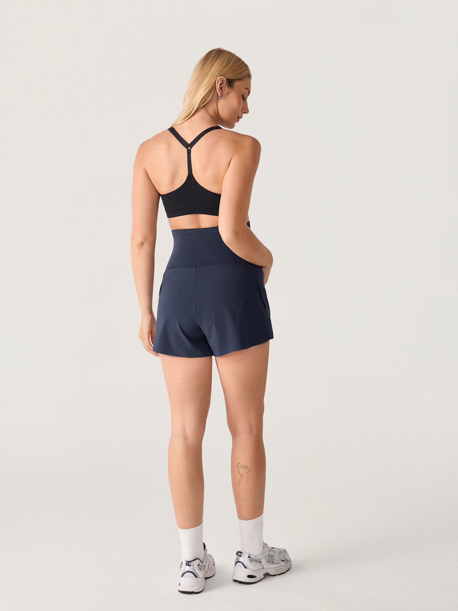 Gravidshorts med lommer – Bloomove™ dolphin shorts i dobbelt lag