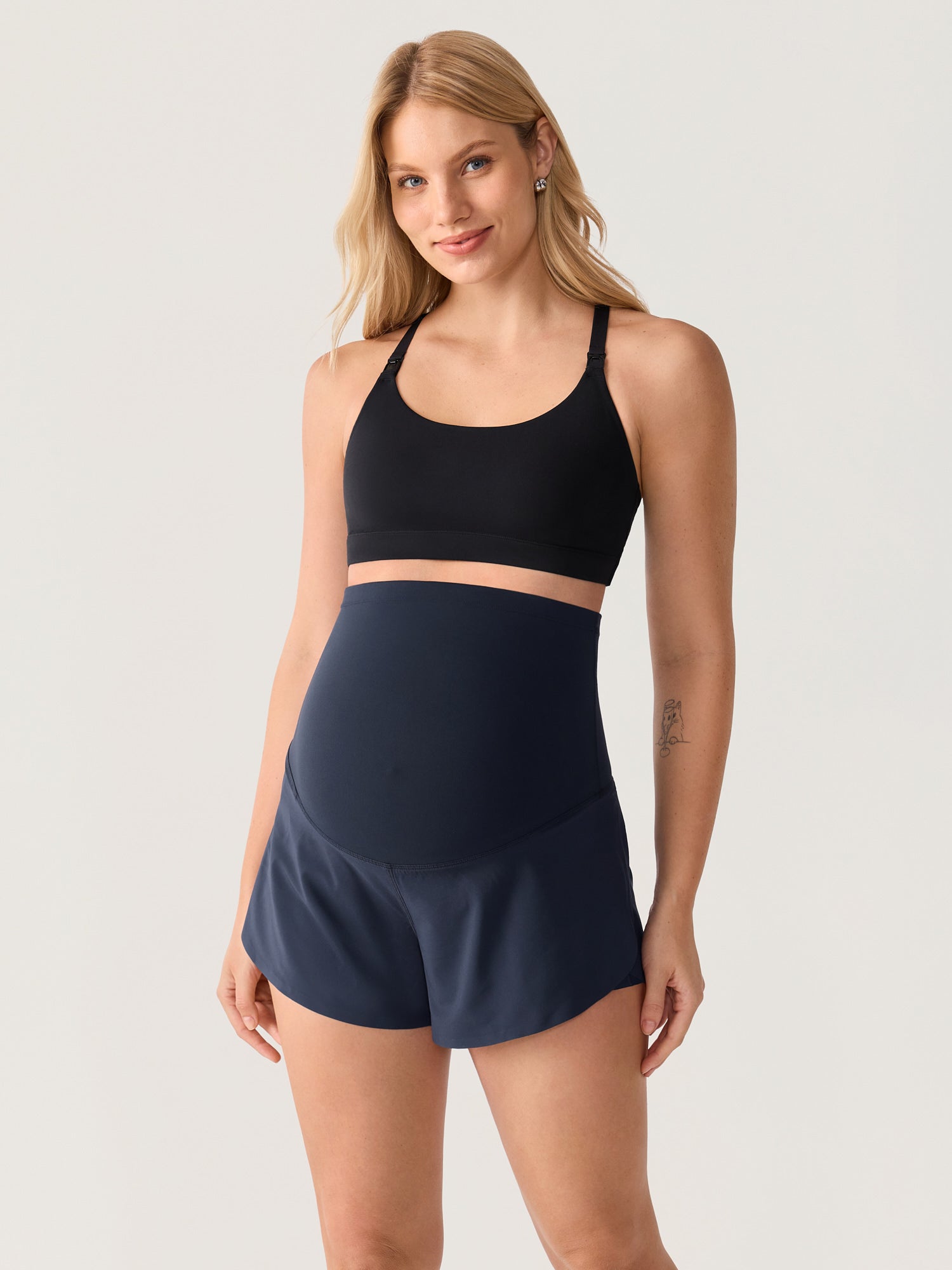 Gravidshorts med lommer – Bloomove™ dolphin shorts i dobbelt lag
