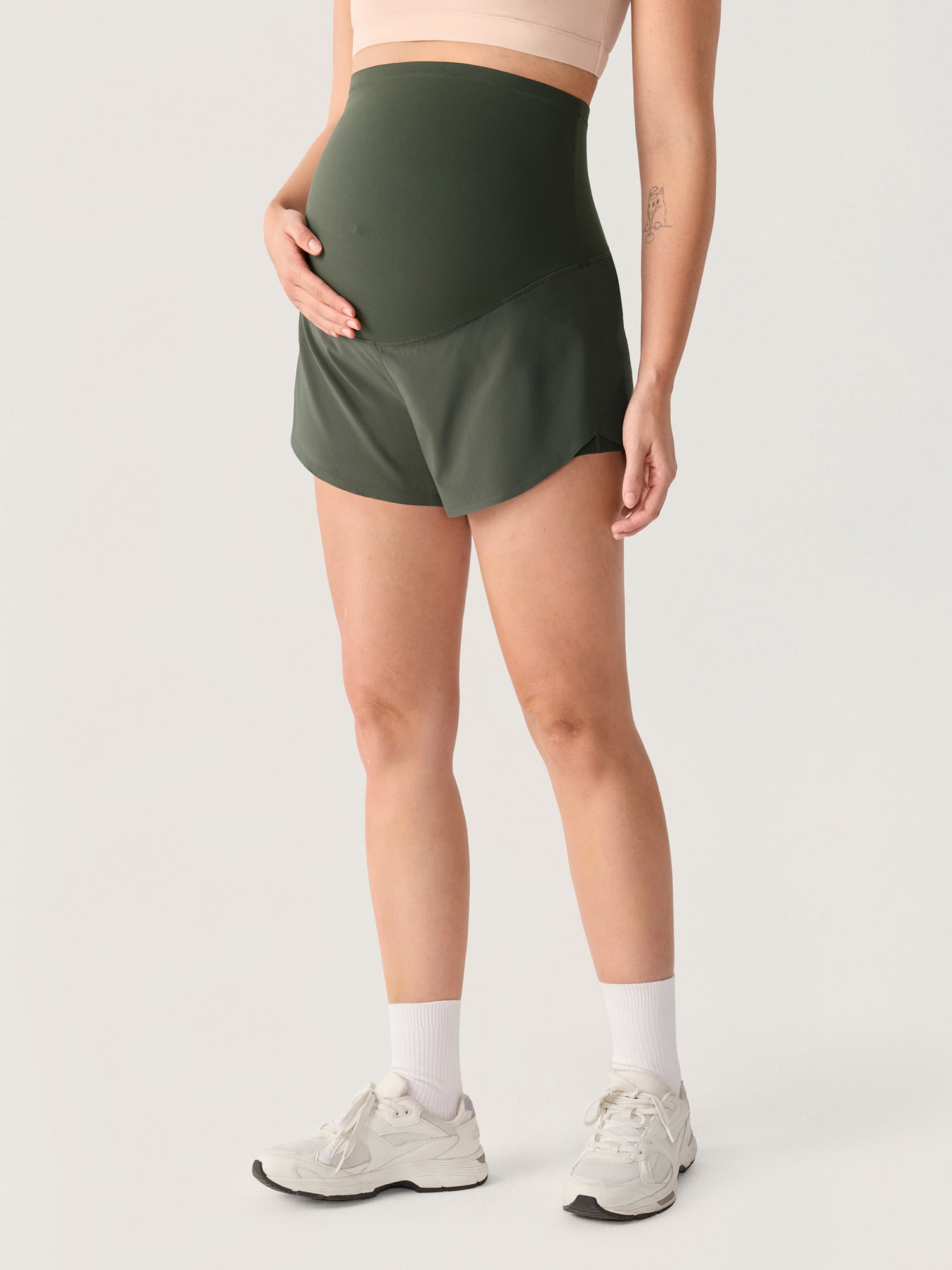 Gravidshorts med lommer – Bloomove™ dolphin shorts i dobbelt lag – Aspen oliven