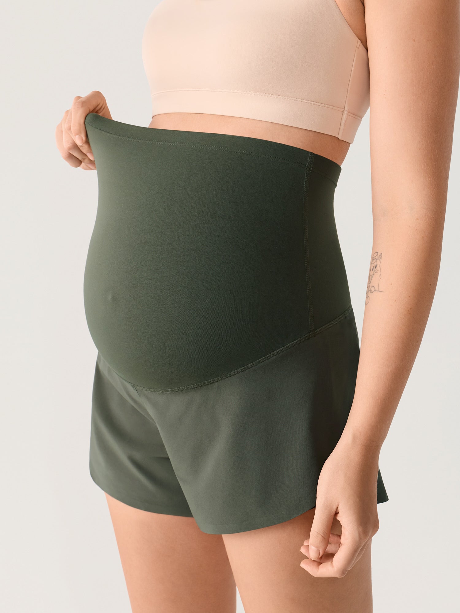 Gravidshorts med lommer – Bloomove™ dolphin shorts i dobbelt lag